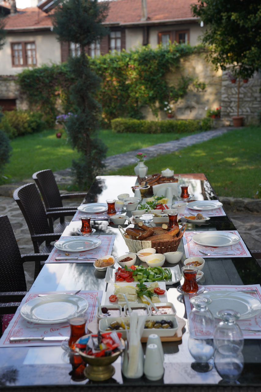 Havuzlu Asmazlar Konağı Bahçesinde Kahvaltı